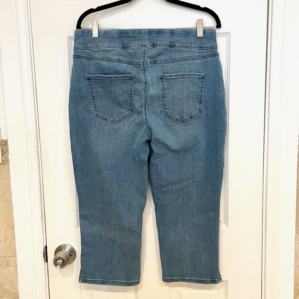 EUC Croft & Barrow Pull-On Cropped Capri Medium Wash Elastic Waist Jeans - Picture 3 of 5